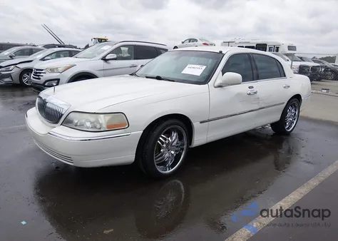 2003 Lincoln Town Car Signature from USA, damaged, VIN 1LNHM82W63Y660696